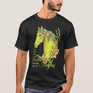 Nur ein Mädchen, das Pferde liebt, geboren im Augu T-Shirt