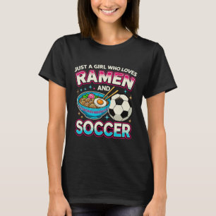 Nur ein Mädchen, das Ramen und Fußball liebt  T-Shirt