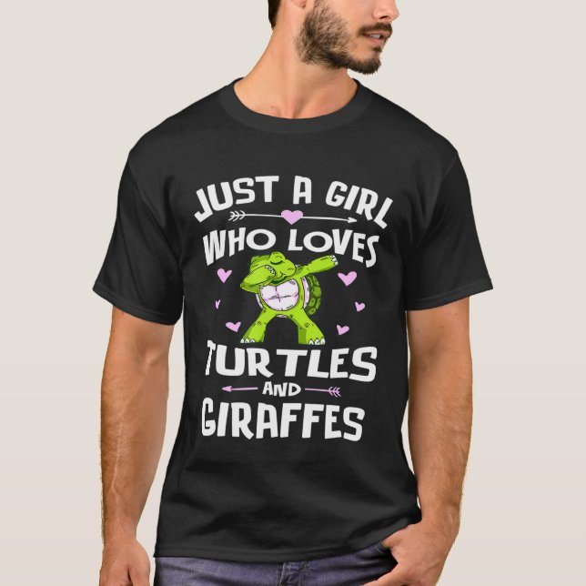 Nur ein Mädchen, das Schildkröten und Giraffen Lie T-Shirt (Vorderseite)
