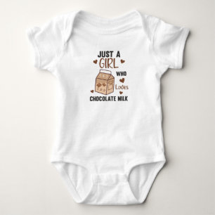 Nur ein Mädchen, das Schokoladenmilch Kawaii liebt Baby Strampler
