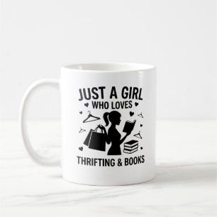Nur ein Mädchen, das Second-Hand-Shopping und Büch Kaffeetasse