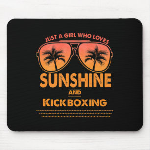Nur ein Mädchen, das Sonnenschein und Kickboxen li Mousepad