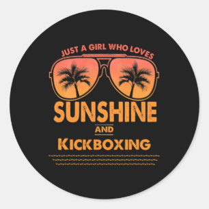 Nur ein Mädchen, das Sonnenschein und Kickboxen li Runder Aufkleber