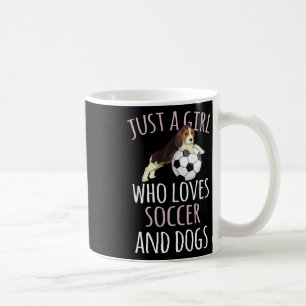 Nur ein Mädchen, das Spaß am Fußballspielen mit Hu Kaffeetasse