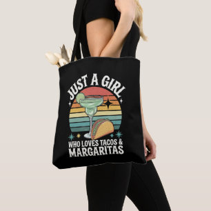 Nur ein Mädchen, das Tacos und Margarita Mexican m