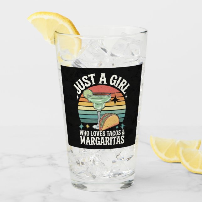 Nur ein Mädchen, das Tacos und Margarita mexikanis Glas (Vorderseite Ice)