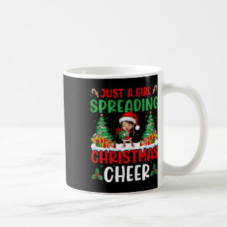 Nur ein Mädchen, das Weihnachtsstimmung verbreitet Kaffeetasse