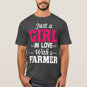 Nur ein Mädchen in Liebe mit einem Bauer Funny Far T-Shirt