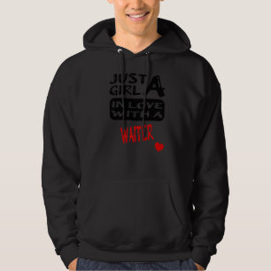Nur ein Mädchen in Liebe mit einem Kellner Hoodie