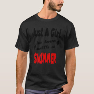 Nur ein Mädchen in Liebe mit einem Schwimmer T-Shirt