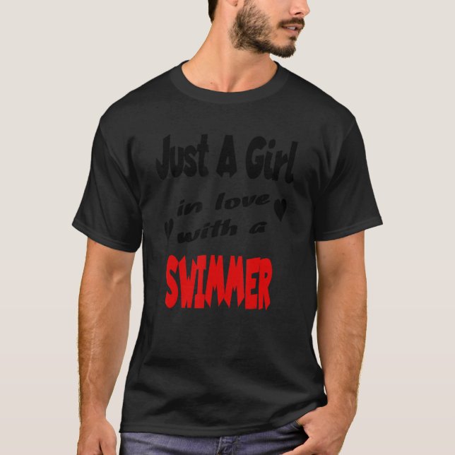 Nur ein Mädchen in Liebe mit einem Schwimmer T-Shirt (Vorderseite)