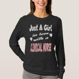 Nur ein Mädchen in Liebe mit einer klinischen Kran T-Shirt