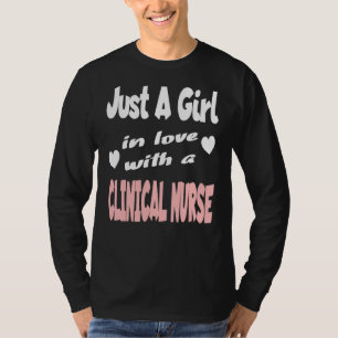 Nur ein Mädchen in Liebe mit einer klinischen Kran T-Shirt
