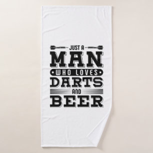 Nur ein Mann, der Darts und Bier Lieben Badehandtuch