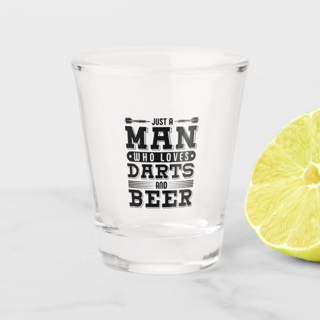 Nur ein Mann, der Darts und Bier Lieben Schnapsglas (Vorderseite)