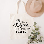 Nur ein Queen Gebäude Ihr Empire Black Zitat Tragetasche<br><div class="desc">Dieses fantastische Tote-Sack-Design für ihre Features "Just a Queen Gebäude ihr Imperium",  ein lustiges und inspirierendes Zitat,  in Schwarz. Eine Krone und Sterne unterstreichen das stilvolle Typografie-Design. Ein großartiges Geschenk für einen Heimwerker,  einen kleinen Unternehmer oder Unternehmer.</div>