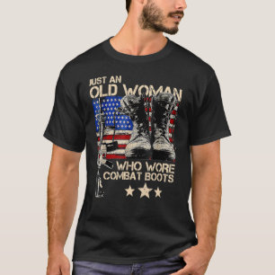 Nur eine alte Frau, die Kampfstiefel trug T-Shirt