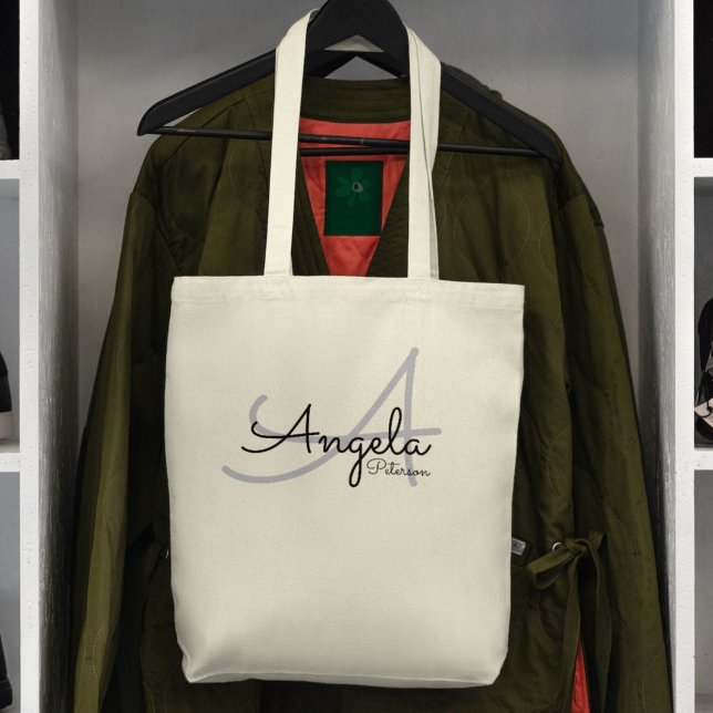 Nur eine einfache Tasche mit ihrem Namen (Von Creator hochgeladen)