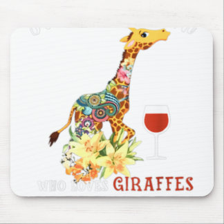 Nur eine Frau, die Giraffen Liebe und Wein trinkt. Mousepad