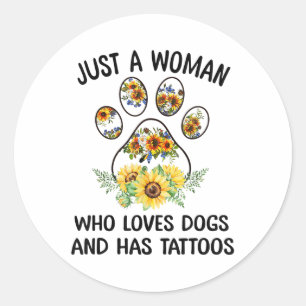 Nur eine Frau, die Hunde Liebe und Tattoos hat _1 Runder Aufkleber