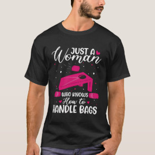 Nur eine Frau, die weiß, wie man mit Taschen Cornh T-Shirt