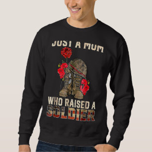 Nur eine Mama, die einen Soldaten-Kampfstiefel mit Sweatshirt