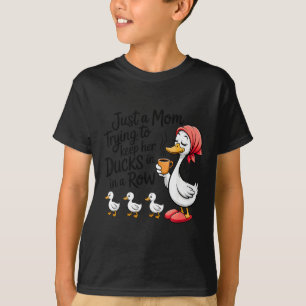 Nur eine Mutter, die Enten in einer Reihe hält T-Shirt