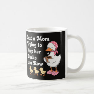 Nur eine Mutter, die versucht, ihre Enten in einer Kaffeetasse