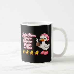 Nur eine Mutter, die versucht, ihre Enten in einer Kaffeetasse