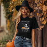 "Nur für Halloween Skeleton Shirt Gewartet | Funny<br><div class="desc">Mit diesem Skeletton-Shirt "Just Wart for Halloween" bereiten Sie sich auf die sprichwörtliche Jahreszeit vor. Dieses Shirt ist perfekt für diejenigen, die nicht auf den 31. Oktober warten können, und bietet ein humorvolles Skelettdesign, mit dem Sie Ihren Sommer- oder Halloween-Festlichkeiten ein paar schöne Bilder hinzufügen können. Egal ob Sie sich...</div>