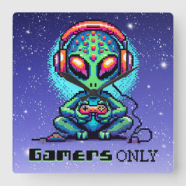 Nur Gamer | Pixel Art Alien Quadratische Wanduhr