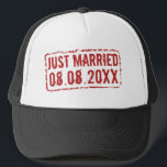 Nur gepanzerte LKW-Hut mit Hochzeitstag Briefmarke Truckerkappe<br><div class="desc">Nur gepanzerte LKW-Hut mit Hochzeitsdatum Briefmarke. Fun Hochzeitstag Geschenkidee für frisch verheiratete Paare und Flitterwöchler. Personalisieren Sie dieses Geschenk für Braut und Bräutigam. Vintager Verschluss mit der Briefmarke aus rotem Gummi.</div>