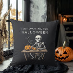 "Nur Gewartet für Halloween-Kissen | Funny Kissen<br><div class="desc">Bringen Sie Ihrer Zuhause eine Touch von spötlichem Charme mit diesem "Just Warten for Halloween" Kissen. Dieses Kissen mit einem spielerischen Skelettdesign ist ideal für Halloween-Fans, die das ganze Jahr über die Liebe haben, die Saison zu feiern. Ob Sie nun Ihr Wohnzimmer, Ihr Schlafzimmer oder eine gemütliche Ecke dekorieren, dieses...</div>