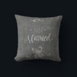Nur heiraten Chalkboard Hochzeitsringe und Glocken Kissen<br><div class="desc">"Just Married"-Chalkboard-Themenkissen für die Neuvermählten.</div>
