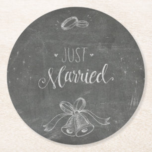 Nur heiraten Chalkboard Hochzeitsringe und Glocken Runder Pappuntersetzer