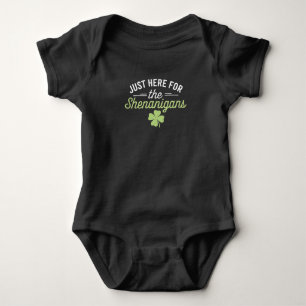 Nur Hier Für Den St. Patrick's Day Unfug Baby Strampler