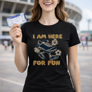 Nur Hier Für Spaß Fußballschuh Humor T-Shirt