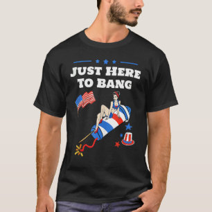 Nur hier, um die amerikanische Flagge Feuerwerk 4. T-Shirt