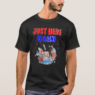 Nur hier, um die amerikanische Flagge Feuerwerk 4. T-Shirt