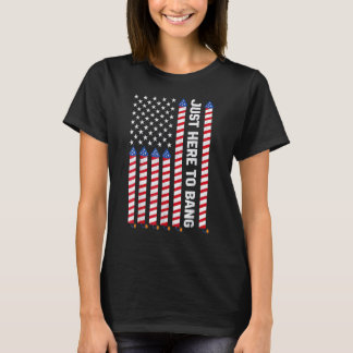 Nur hier, um die amerikanische Flagge Feuerwerk 4. T-Shirt
