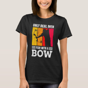 Nur Männer echte Männer Angeln mit einem Bogen Fis T-Shirt