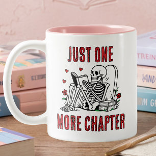 Nur noch ein Kapitel Lustiger lesender Skelett Zweifarbige Tasse
