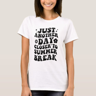 Nur noch ein Tag näher an den Sommerferien Lustige T-Shirt