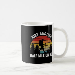 Nur noch eine halbe Meile oder so Retro-Bergwander Kaffeetasse