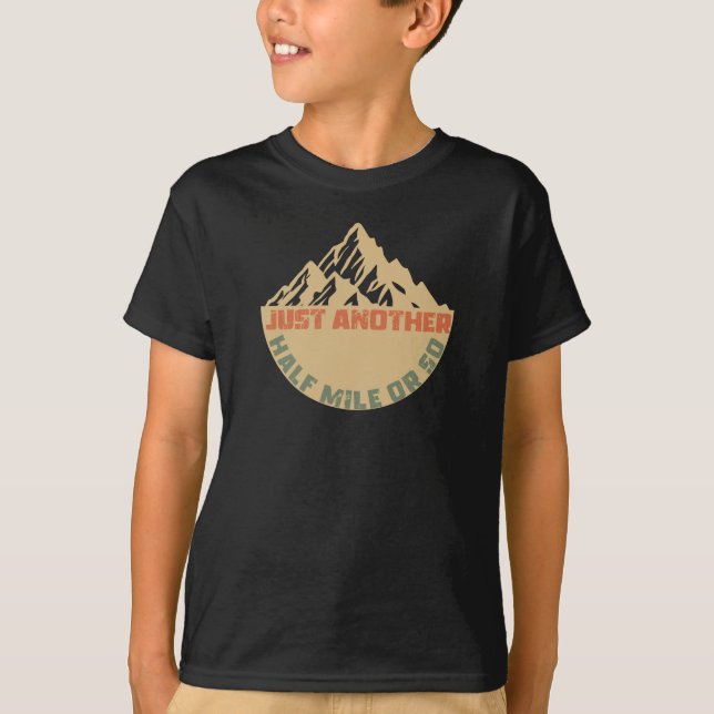 Nur noch eine halbe Meile oder so - Wandern T-Shirt (Vorderseite)