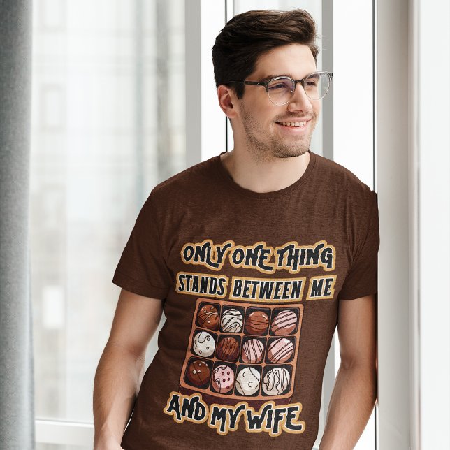 Nur Schokolade steht zwischen den lustigen, grafis T-Shirt (Von Creator hochgeladen)