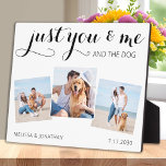 Nur Sie mich und der Hund Custom Foto Collage Fotoplatte<br><div class="desc">Nur du und ich und der Hund! Perfektes Paar Hochzeitsgeschenk für die Hundefreunde! Diese individuelle Collage-Plakette aus Foto ist ein wunderbarer Sake, personalisiert mit Namen und Hochzeitsdatum oder Jahr. Fügen Sie Ihre 3 bevorzugten Fotos hinzu. COPYRIGHT © 2020 Judy Burrows, Black Dog Art - Alle Rechte vorbehalten. Nur Sie mich...</div>