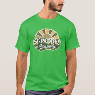 Nur St. Paddy's Vibes - Retro 70er Sunburst Kunst T-Shirt