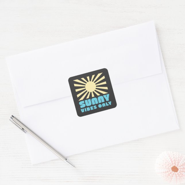 Nur Sunny Vibes - Bold Retro Sunshine Graphic Quadratischer Aufkleber (Umschlag)