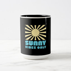 Nur Sunny Vibes - Bold Retro Sunshine Graphic Zweifarbige Tasse